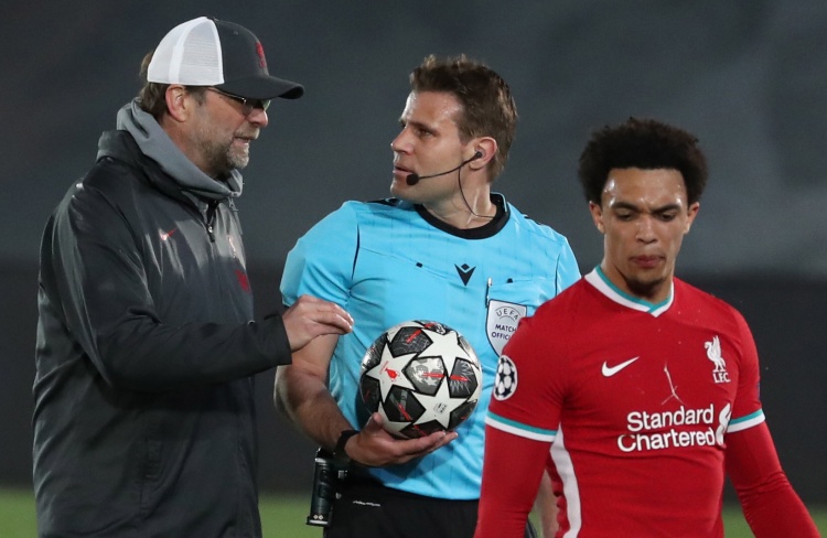 辽宁男篮在CBA杯赛中爆冷输给江苏男篮，外援选择引发争议，球迷对阵容实力和磨合表示不满。