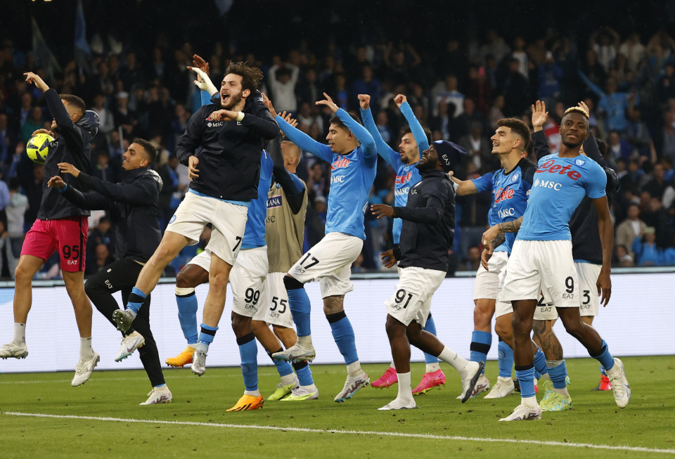 雷迪克：里夫斯在对热火首节伤到腹股沟，明天再次评估他伤情