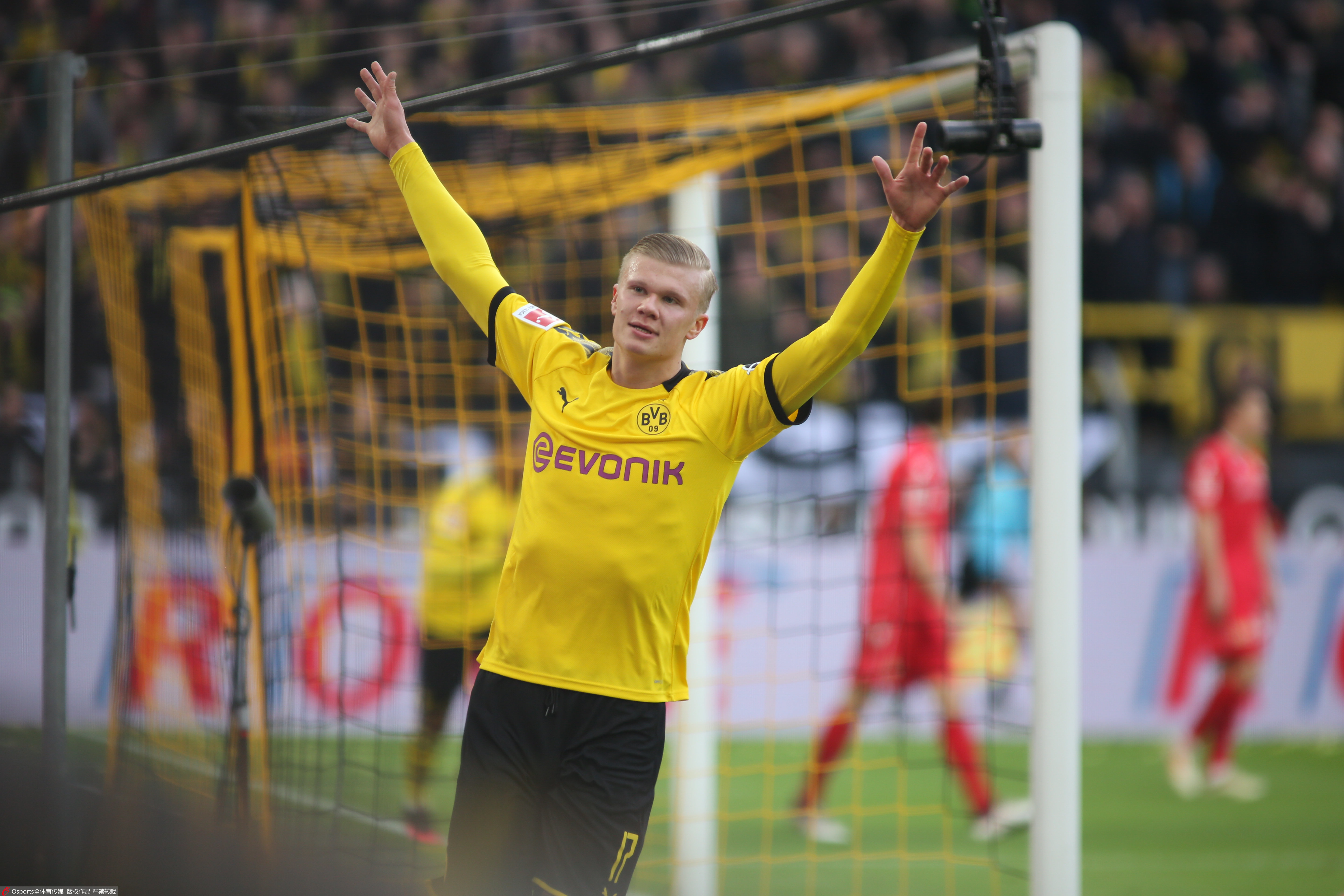 马刺半场4人得分上双，命中11记三分领先鹈鹕20分