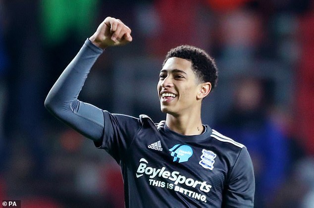 贝克汉姆的球队夺冠，全家相拥庆祝，14岁金发小七很夺目