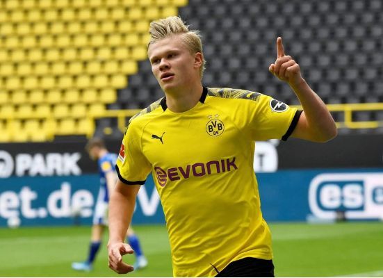 挑衅中国！日本球星三笘薰手持日本二战战犯照片，网友：封杀他