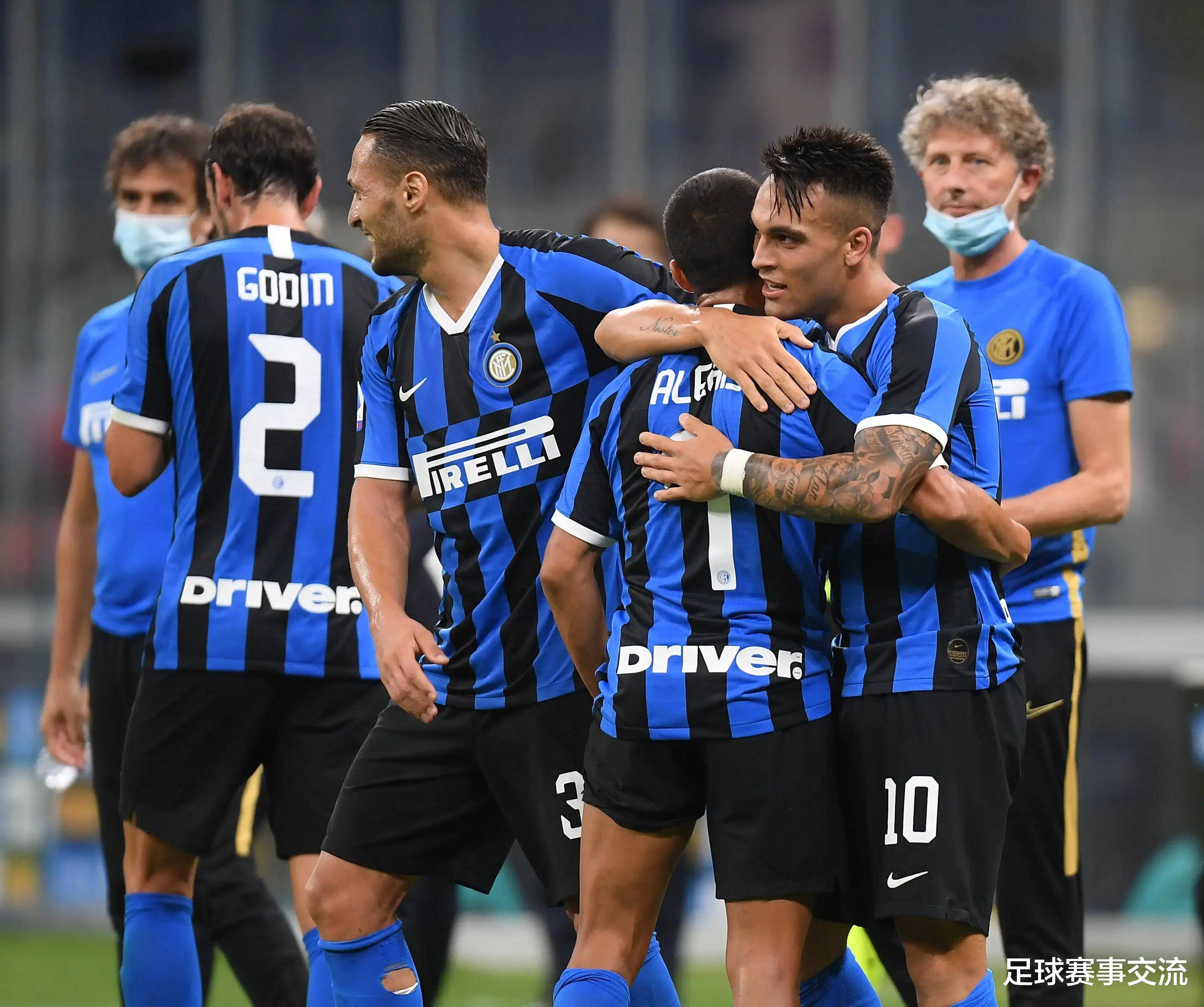 阿图什杯球员进球后跑上看台给母亲献花，后两黄变一红被罚下